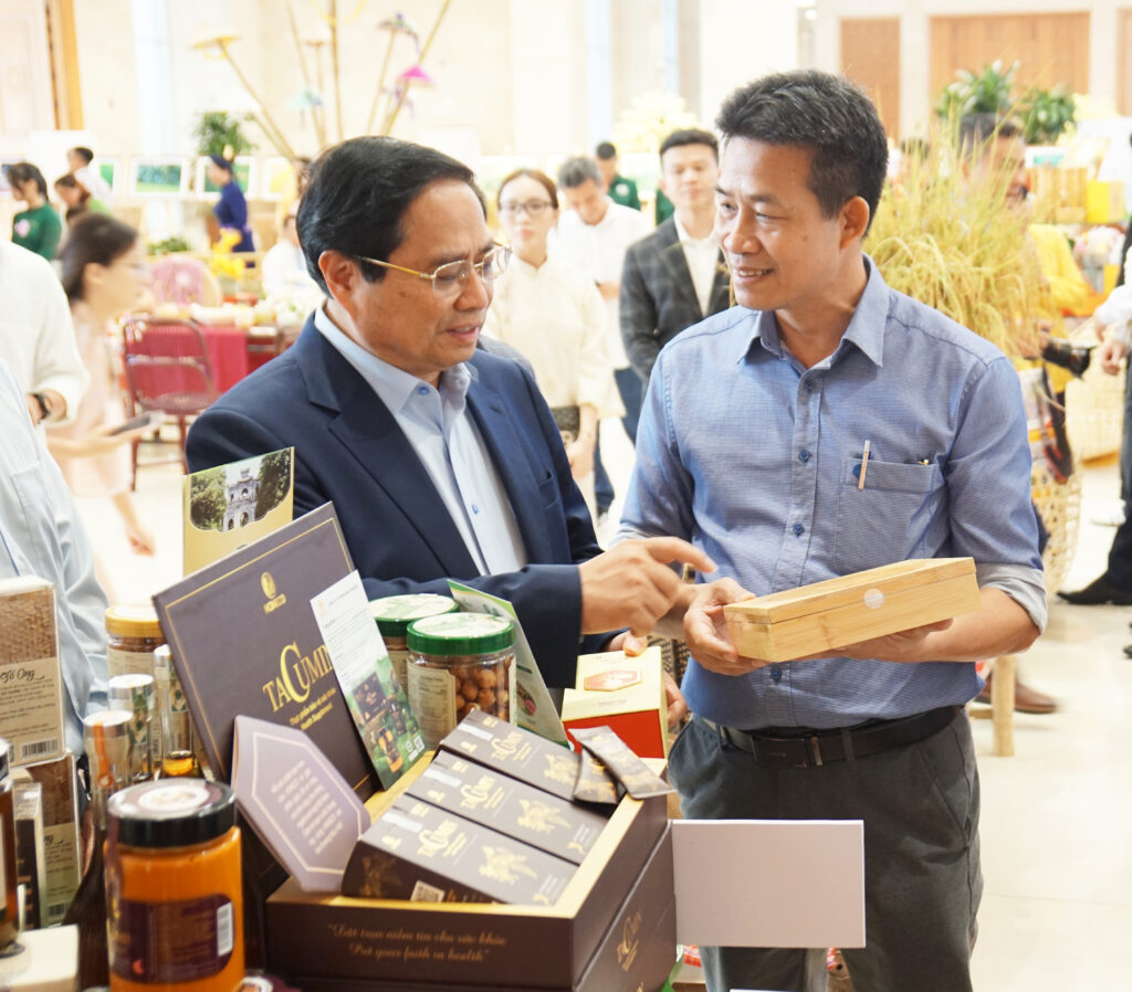 Thủ tướng Phạm Minh Chính góp ý phát triển sản phẩm bánh đậu xanh Rồng Vàng Hoàng Gia tại hội nghị (2)